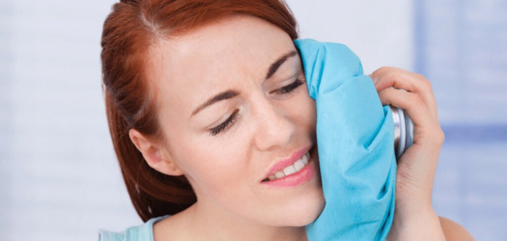 finding wisdom tooth pain relief with a cold compress